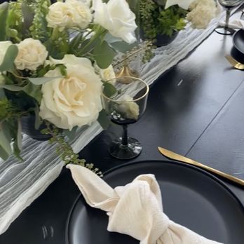 Aline Bichara Floral Studio - Guest table decor - Wedding Planning Near Me Aline Bichara Floral Studio - Guest table decor - Wedding Planning Near Me