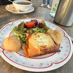 Au Petit Bois Vert - Salad with baked goat cheese and poached pear