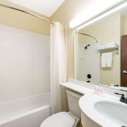 Microtel Inn & Suites by Wyndham Eagle Pass - Guest room bath
