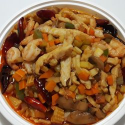 Golden House - Shrimp & Chicken: Shrimp, chicken strips, baby corn, green bell pepper, celery, carrot, mushroom, dried red chilis, in spicy red chili sauce