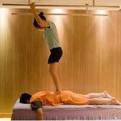 Asia Massage - Back walking