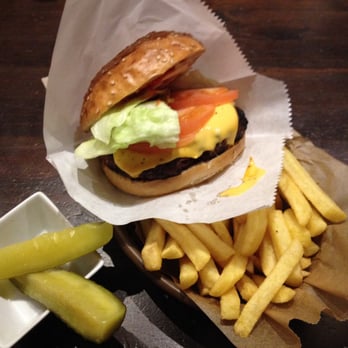 John's Burgers - "The Empire Burger" mit Fries und Pickles - Burgers Near Me - Kiel, SH John's Burgers - "The Empire Burger" mit Fries und Pickles - Burgers Near Me - Kiel, SH