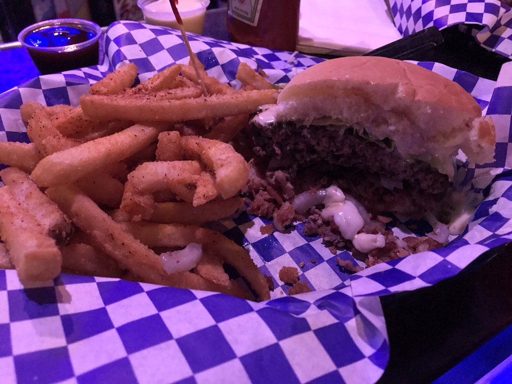 Bombshells Bar & Eats, Warren Roadtrippers