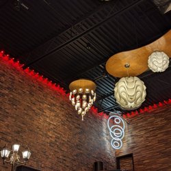 The Old City Station Pub - Lots of lights! Could dim them a bit
