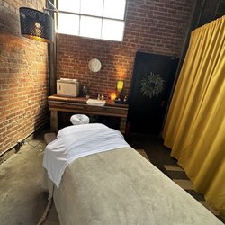 Euphoria 1821 Salon & Spa - Massage bed