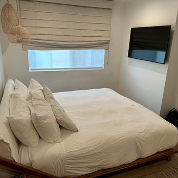 The Pearl Hotel - Room picture. Bed was very comfortable. - San Diego, CA