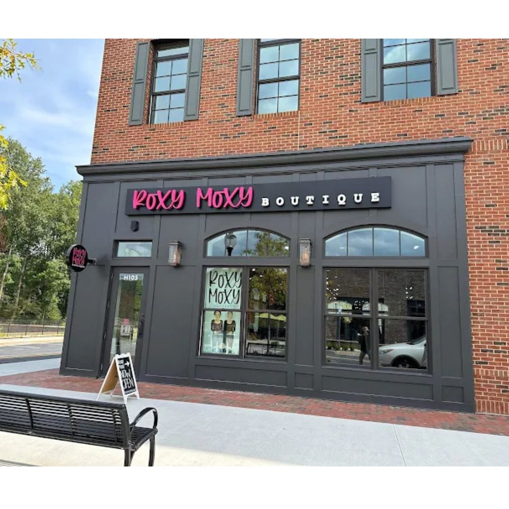 Roxy Moxy Boutique Logo