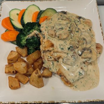 Mely’s Restaurant - Pollo en crema de champiñones (chicken with mushroom sauce) - Salvadoran Near Me - Pasadena, California