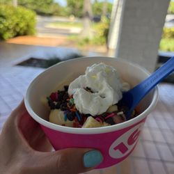 16 Handles - Birthday Cake Frozen Yogurt