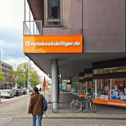 notebooksbilliger.de - Wäre die Farbe nicht so markant, könnte man den Laden übersehen (04/2019)