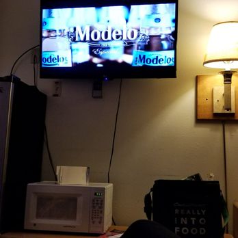 Royal Motor Inn - Very basic set up. Heat / cold switch is under TV with thermostat. - Hotels Near Me - La Grande, Oregon Royal Motor Inn - Very basic set up. Heat / cold switch is under TV with thermostat. - Hotels Near Me - La Grande, Oregon