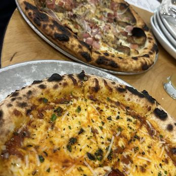 3 Sons Brewing - Regular pizza and rosemary potato prosciutto in the back - Breweries Near Me - Dania Beach, Florida