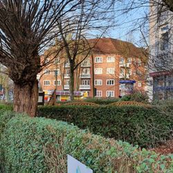 Konditorei Wiedenroth - Einmal anstehen bitte ....rechts im weißen Haus ist der Bäcker