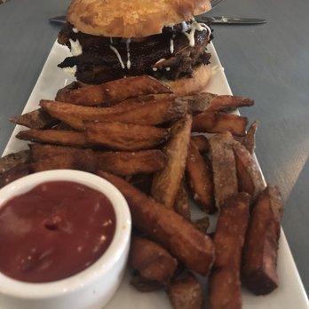 Caleb & Broad - Bbq sandwich - Bars Near Me - Newport, Rhode Island