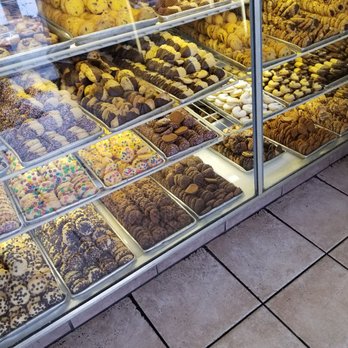 Bea's Bakery - Bakeries Near Me - Tarzana, California