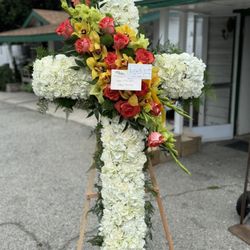 White House Florist - Cross Floral arrangement.