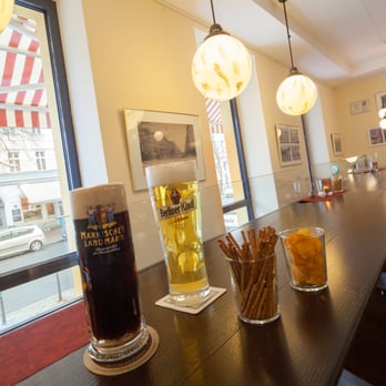 Ausspanne - Sehen und gesehen werden, bei einem Regional erzeugten Bier einer Hausbrauerei (Pfefferbräu) in der Ausspanne. - German Near Me - Berlin, BE Ausspanne - Sehen und gesehen werden, bei einem Regional erzeugten Bier einer Hausbrauerei (Pfefferbräu) in der Ausspanne. - German Near Me - Berlin, BE