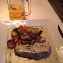 Pizzeria Elba - Rumpsteak an Gorgonzola-Sauce, dazu Grillkartoffeln und -Gemüse. Sauce und Garpunkt sehr gelungen, gut ausgewogene Salzigkeit!