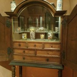 Residenzschloss Weimar - Schrank mit historischen Gläsern