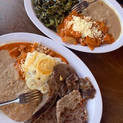 Taquería la Güera - Chilaquiles platos with guisados
