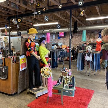 Throwback Junction - Shop intwrior - Used, Vintage & Consignment Near Me - Ventura, California