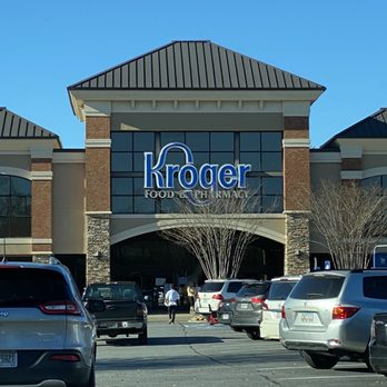 Kroger - cars parked in front of a kroger restaurant - Grocery Near Me - Duluth, Georgia