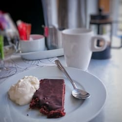 Norrskedika Hotell - Supergott kaffe med hemma bakad chokladkaka.