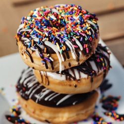 Papy Donuts - Rainbow drip donuts