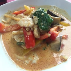 Chop Mag - Rotes Thai-Curry mit Hühnerfleisch, Gemüse und Reis