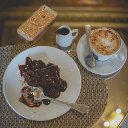 Santinho - Bolo de chocolate and a cappuccino