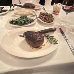 Filet, spinach, mashed potatoes, mushrooms Filet, spinach, mashed potatoes, mushrooms