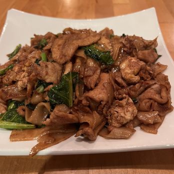 Mint Thai Kitchen - Pad See Ew with Chicken - Thai Near Me - Houston, Texas