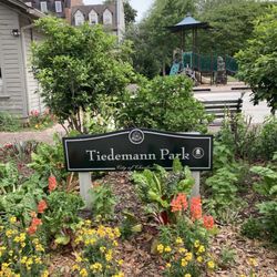 Tiedemann Park Nature Center & Playground - Pretty flowers at the entrance