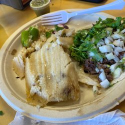 Tamale de pollo y taco de cabeza