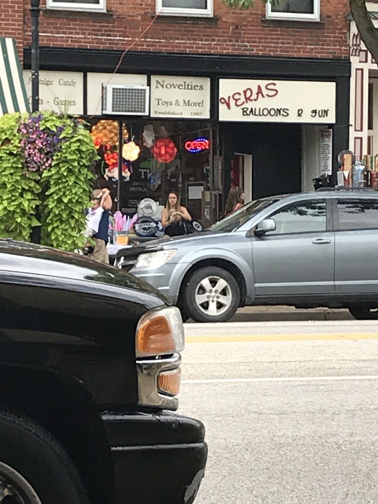 Vera's Balloons-R-Fun Logo