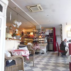 Weranda Cafe - przytulne wnętrze i w południe w zimowy czwartek zapełniło się.