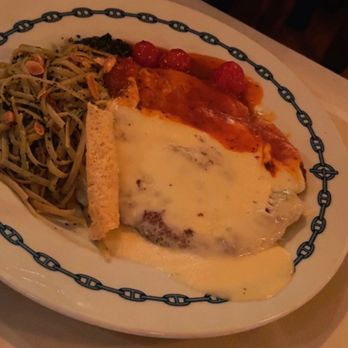 Lorenzillo's - Agramont Chicken pesto plate  ..piece of chicken was a good size portion ..New item on menu .. - Seafood Near Me - Cancún, ROO