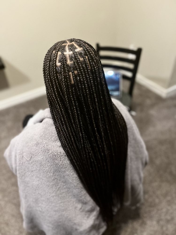Braids By Commy Logo