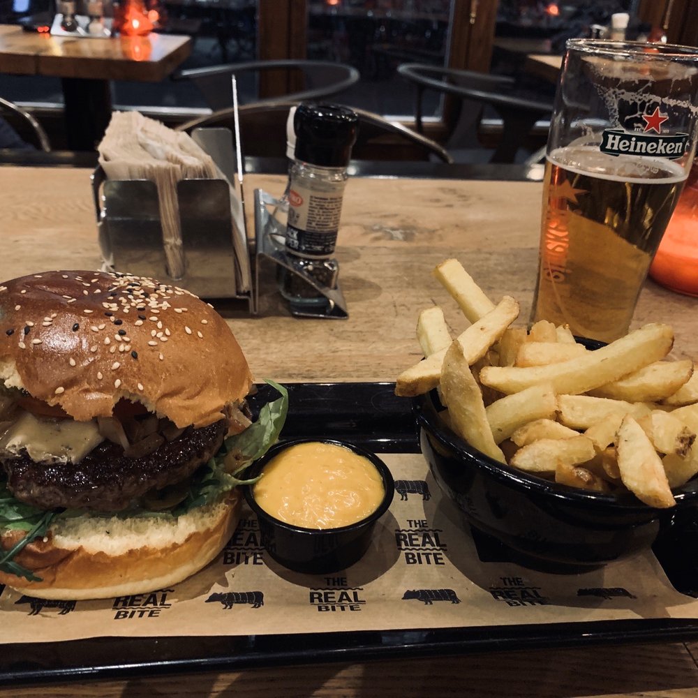 Wagyu burger, fries with joppie sauce