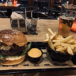 Wagyu burger, fries with joppie sauce