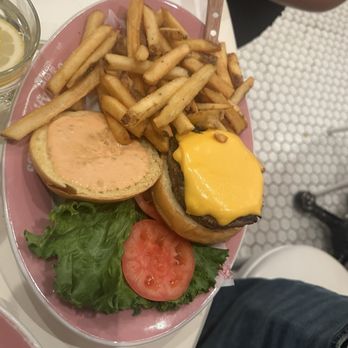 Serendipity 3 - Upper East Side - CHEESEBURGER - Desserts Near Me - New York, New York