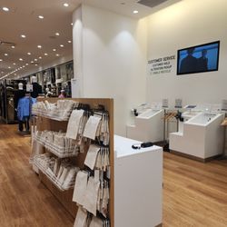 Uniqlo - Self checkout registers