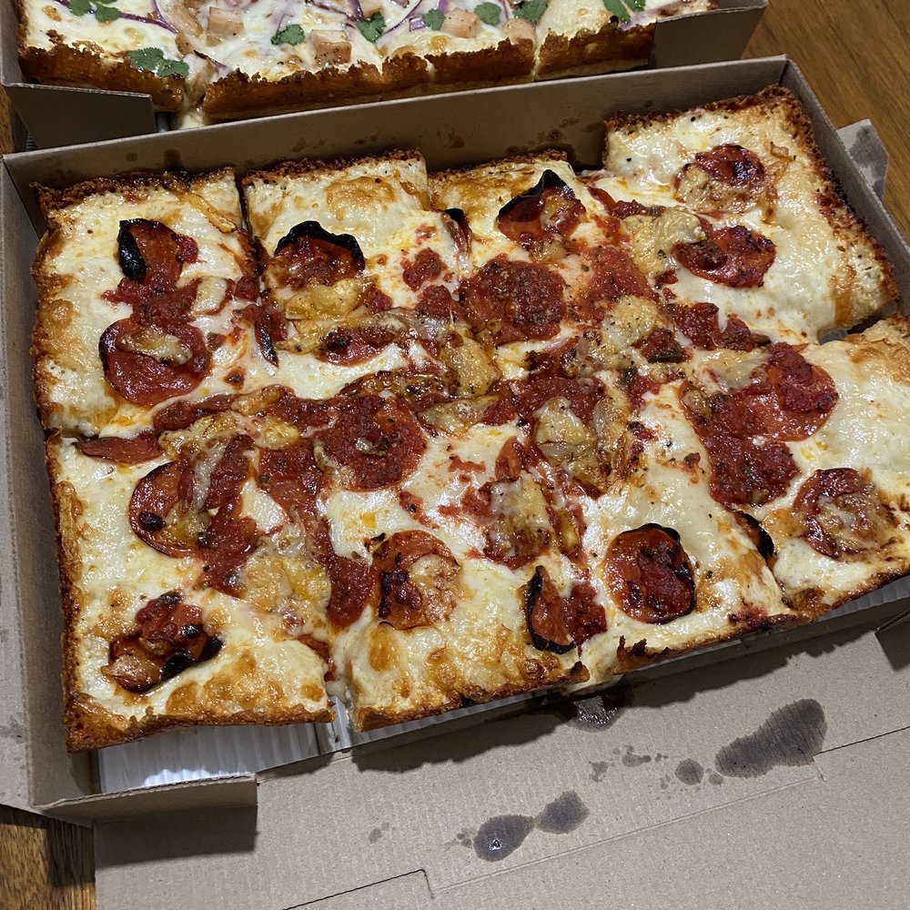 Fuji & Vi's - Classic, great pepperoni! - Pizza Near Me - Pasadena, California
