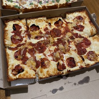 Fuji & Vi's - Classic, great pepperoni! - Pizza Near Me - Pasadena, California