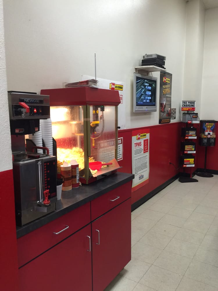 LES SCHWAB TIRE CENTER Updated September 2024 46 Reviews 817 W