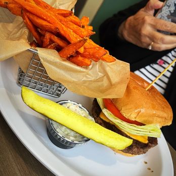 Hilton Head Diner Restaurant - Cheeseburger - American Near Me - Hilton Head Island, South Carolina Hilton Head Diner Restaurant - Cheeseburger - American Near Me - Hilton Head Island, South Carolina