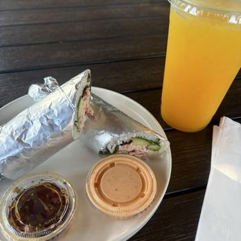 Howdy's Sonrisa Cafe - World Famous Lobster Burritos, lemon ginger turmeric agua Fresca - Cafes Near Me - Malibu, California Howdy's Sonrisa Cafe - World Famous Lobster Burritos, lemon ginger turmeric agua Fresca - Cafes Near Me - Malibu, California