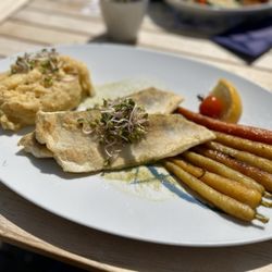 Moby Dick - Zanderfilet hatte leider viele Gräten, war aber sehr lecker. Auch das Senf-Kartoffelpüree und die Möhrchen, sehr lecker!