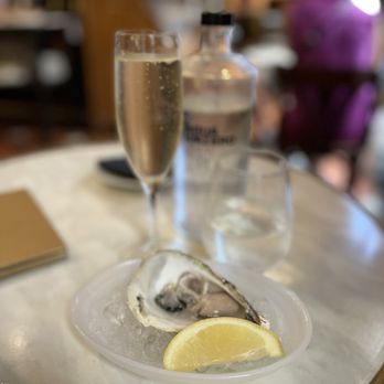 Els 4 Gats - Ostra y copa de cava y agua con gas - Spanish Near Me - Barcelona, B Els 4 Gats - Ostra y copa de cava y agua con gas - Spanish Near Me - Barcelona, B