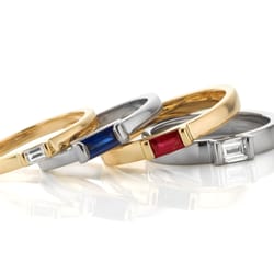 Hans Dietze Fine Jewelry & Wedding Rings - Elegante, strakke (verlovings of trouw) ringen geelgoud of witgoud met diamant, saffier of robijn